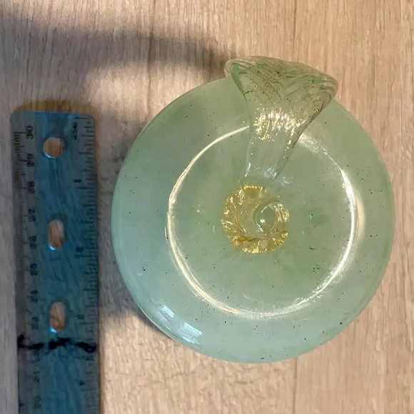 Vintage Murano Green Apple with Gold Leaf Paperweight - Picture 8 of 9